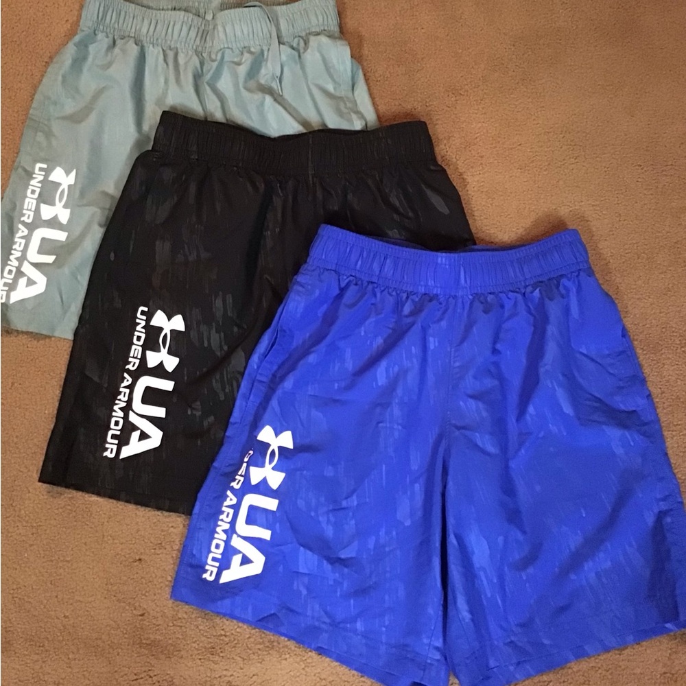 Men’s Under Armour Medium drawstring/dry fit shorts